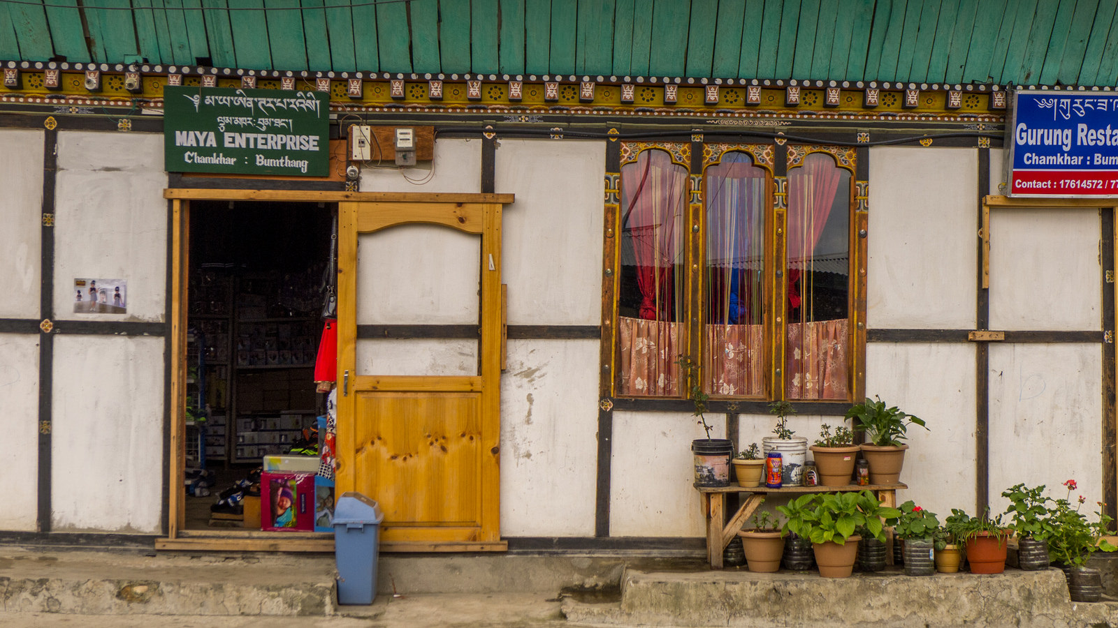 Devanture d'une boutique à Jakar