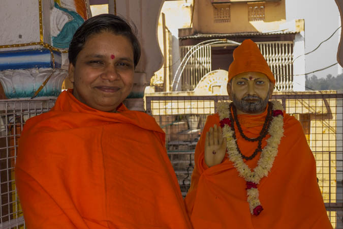 Mrs Hema Saraswati, notre guru de la Kumbha Mela, avec une statute de Moji Baba