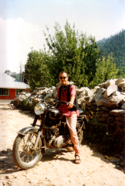 Ton serviteur en Royal Entfield à Manali (Himachal Pradesh) en 1995
