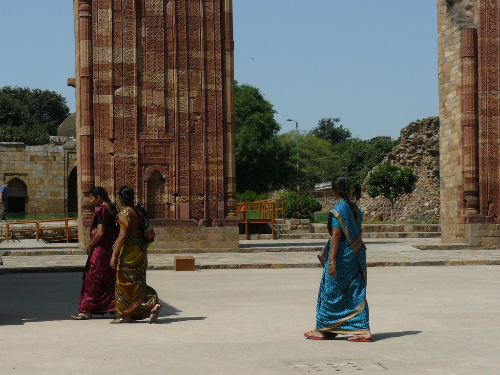 Une rampe d'accès en arrère plan au Qutub Minar à Delhi