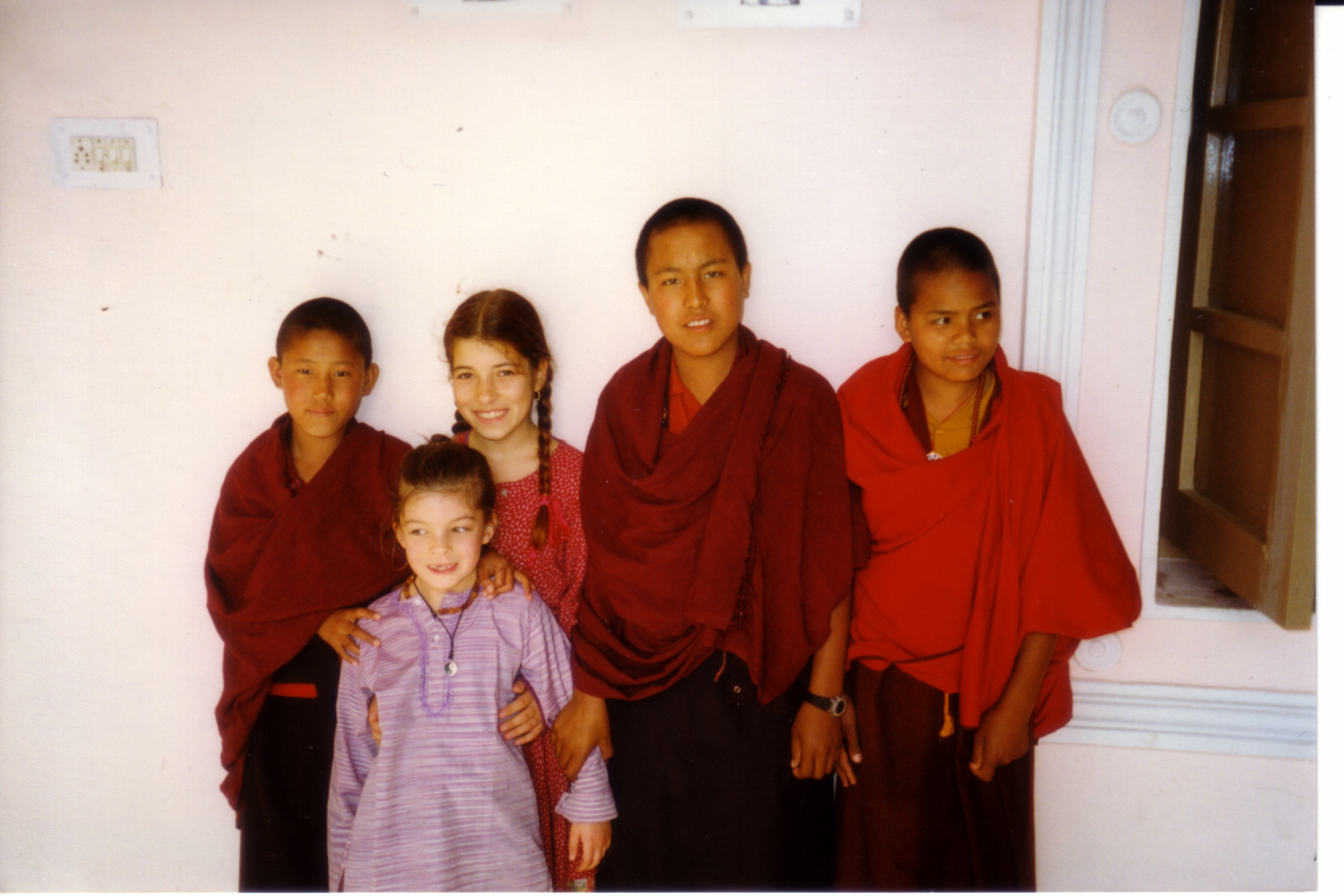 Kali et Kaïko à Bodhgaya avec nos voisines, des nonnes bouddhistes népalaises