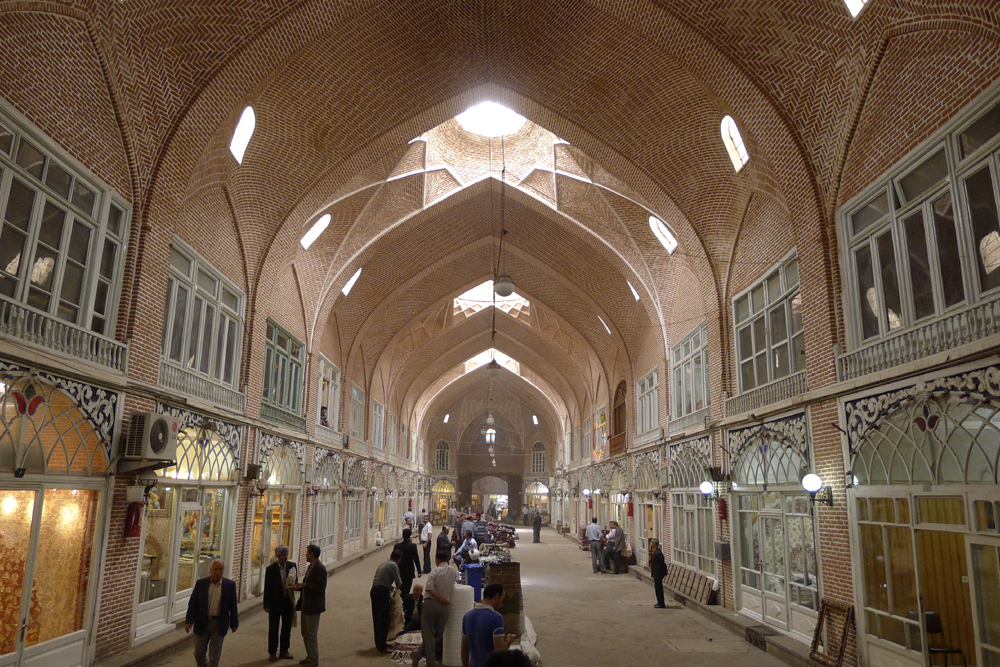 Une halle aux tapis dans le bazar de Tabriz