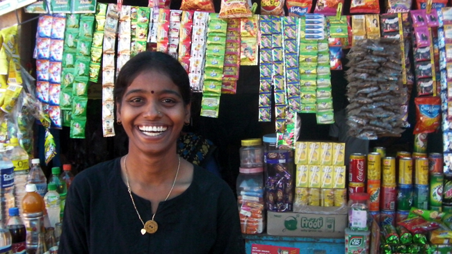 Vanita devant son tchai-shop sur la plage de Gokarna